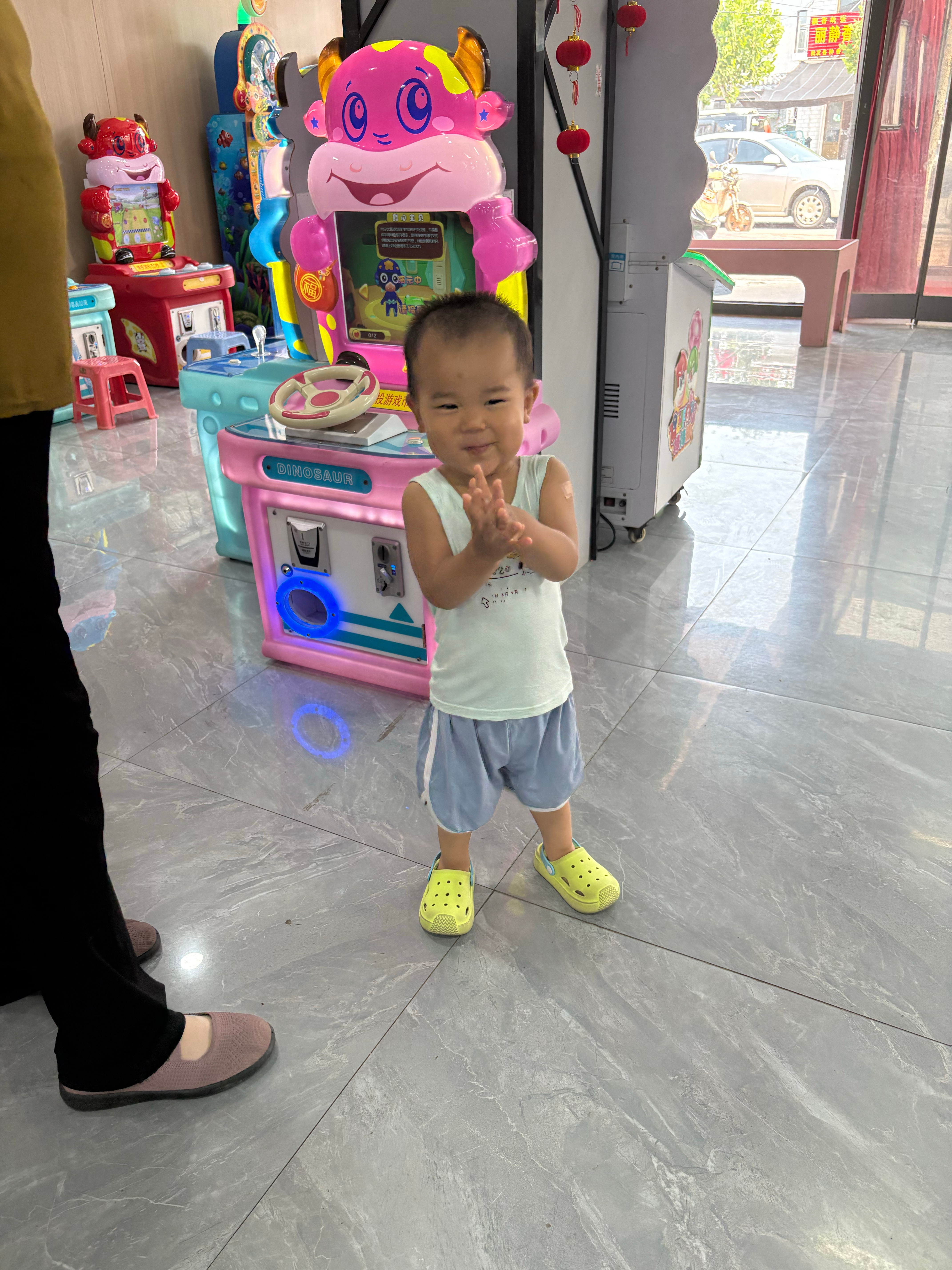 带娃打疫苗，我娃是唯一一个还没打针就哇哇大哭的孩子打完到了儿童游乐区心情才好点 