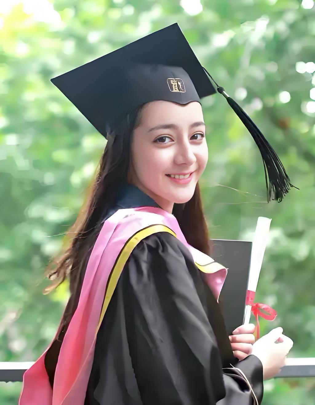 迪丽热巴大学时期的旧照，浓颜大五官在人群里好亮眼。 