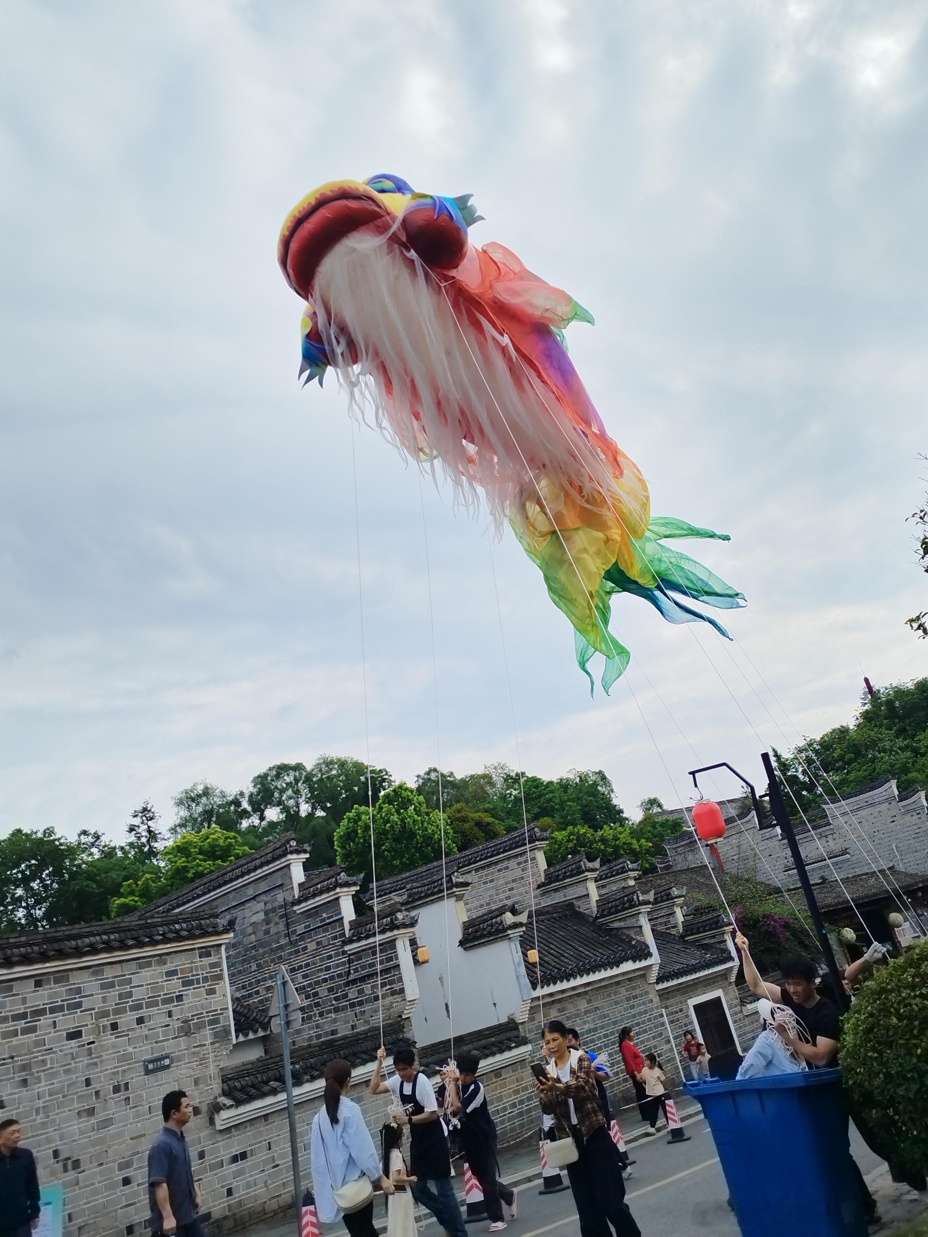伊朗回应美国“引导”被困船只驶离霍尔木兹海峡【伊朗回应美国“引导”被困船只驶离霍