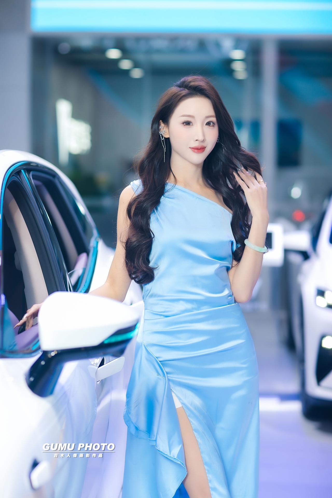 2025重庆汽车消费节深蓝汽车展台模特小姐姐