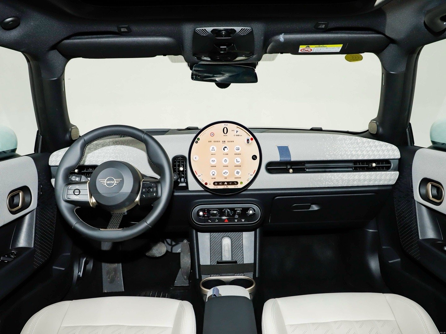 我认为一台优秀的精品小车，内饰首先得满足两个要求：与IP断开的开放式consol