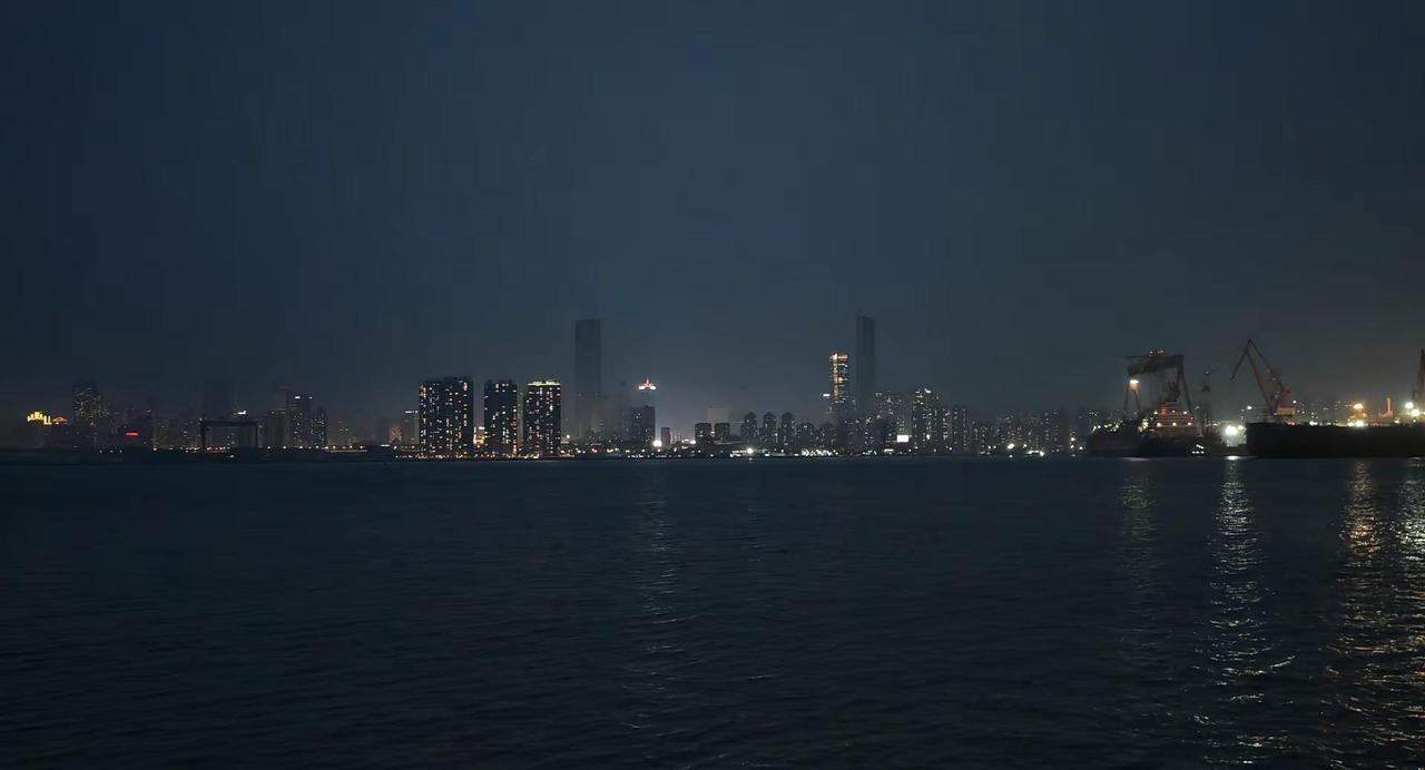 大连城景。大连 梭鱼湾足球场 夜景 城市建设