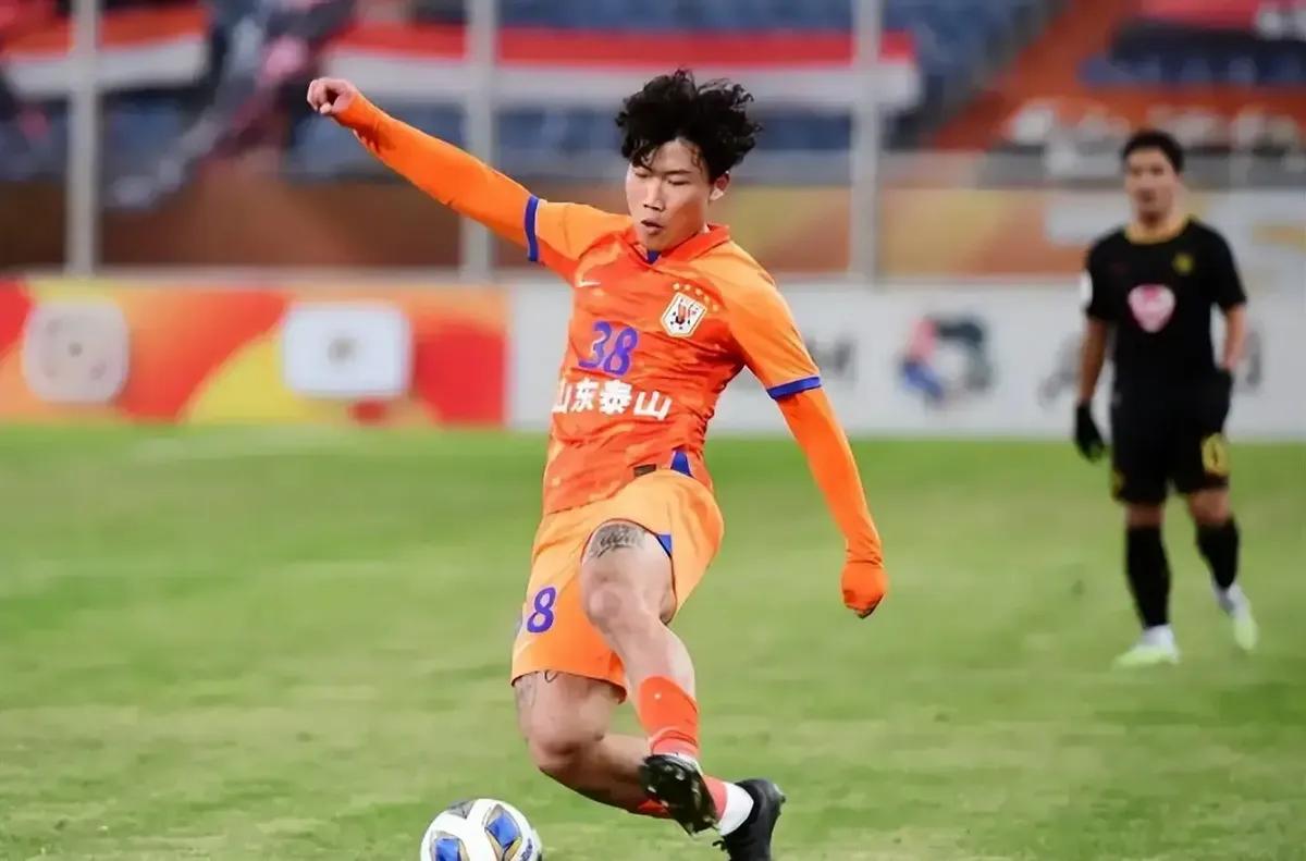 意外！谢文能本赛季刚结束就离开鲁能，现身新去处赢得球迷追捧
：他是鲁能救火队长？