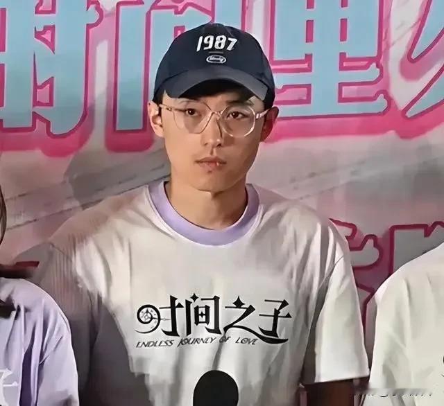 金靖的老公看起来就像是男大学生呀！金靖的老公舒奕橙，是动画导演，两人通过朋友介绍