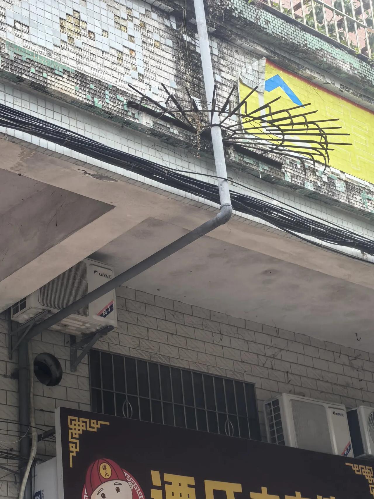 大小版，只是看见了拍下来，感觉到这样不安全，锈迹斑斑应掉下来砸中人就惨了，下面是
