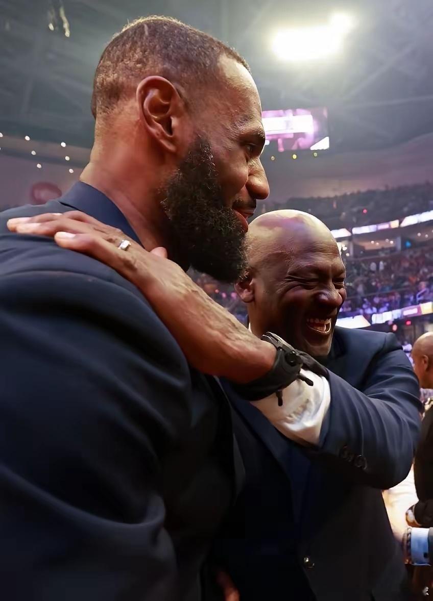 詹姆斯三分湖人3-0，97%的机率晋级，杜兰特复出也救不了火箭！湖人获胜功臣应该