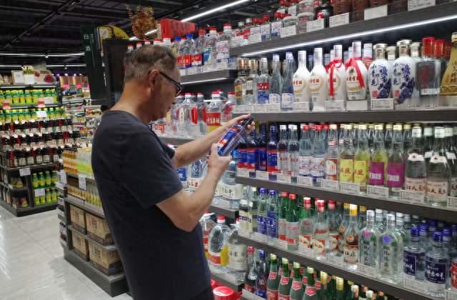 白酒股集体大涨，多股涨停