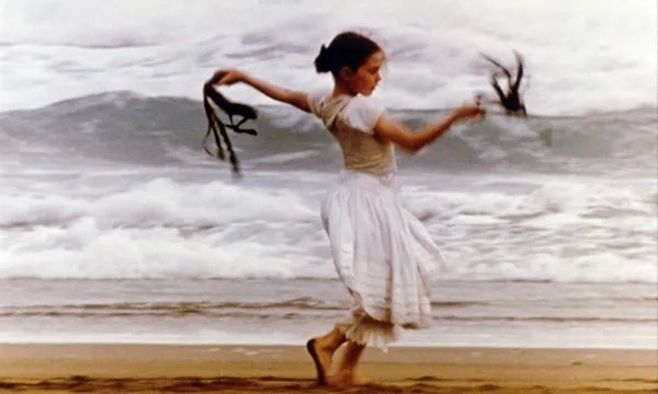 早安🌞今天是简·坎皮恩72岁生日。图：《钢琴课》简·坎皮恩（1993） 