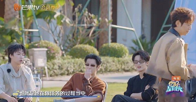 檀健次像听不懂规则的我 再多次的规则解释，也救不了放空的大脑，檀健次微张嘴巴眼神