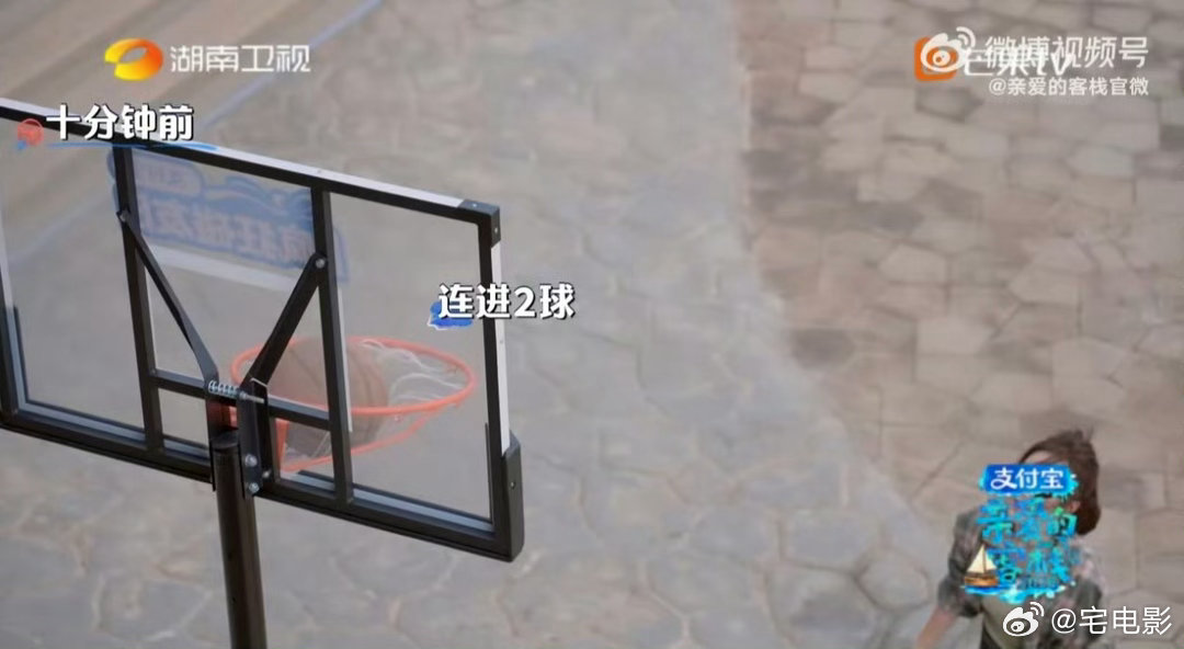 秦岚会打篮球的漂亮姐姐亲爱的客栈没想到秦岚打起篮球来又飒又利落，完全是会打篮球的