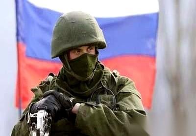 最近关于俄罗斯的一连串事，看得人后背发凉。
一艘俄罗斯油轮，在自家军舰的护航下，