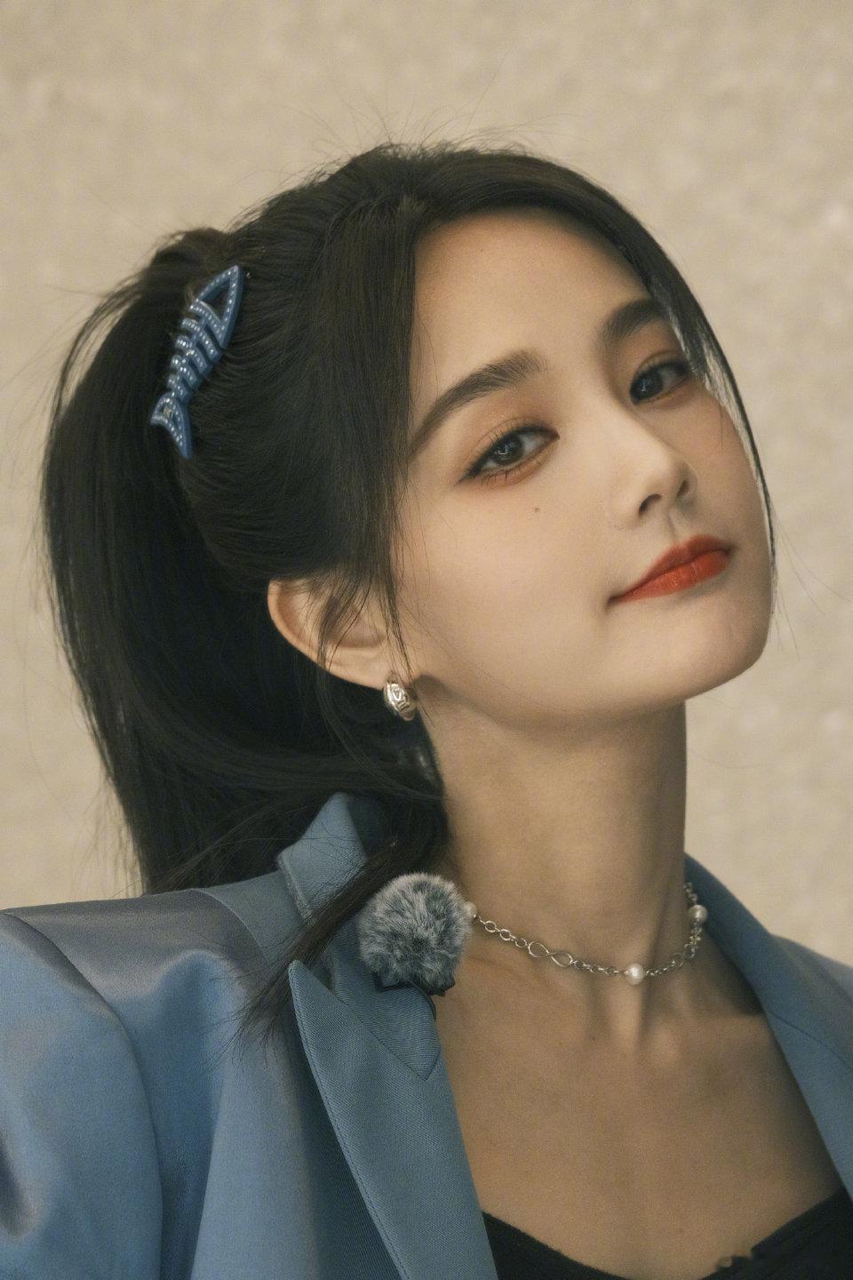 李一桐《女子推理社》最新造型图~蓝色套装+黑色抹胸，优越的侧脸，让人羡慕的马甲线