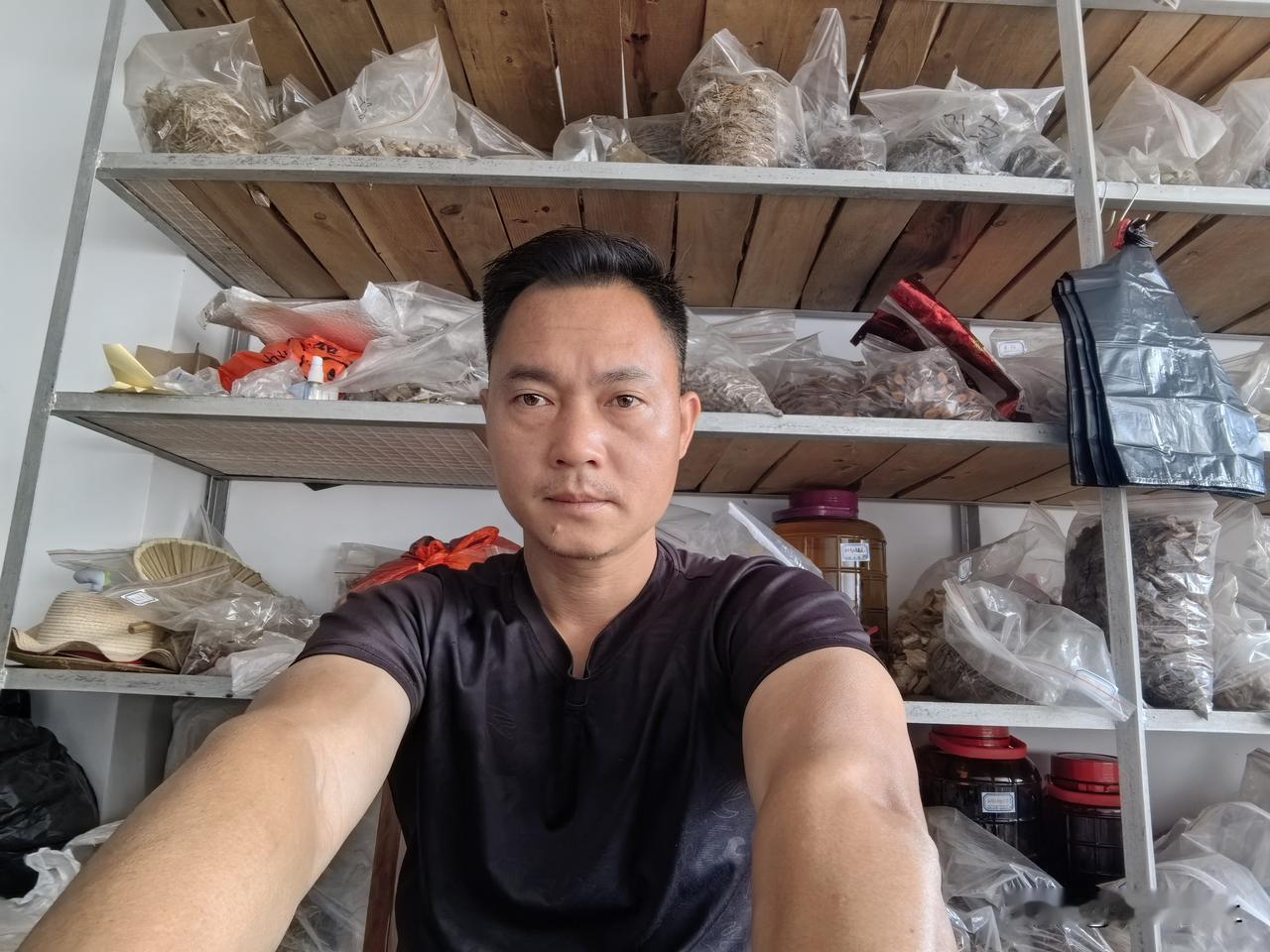 虽说做村医这行了，身份上是从农民变成了村医身份，不过现在确实是农民。
我是退伍军