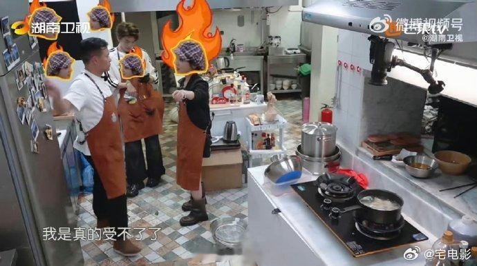 翟潇闻[超话]翟潇闻没有一顿揍是白挨的翟潇闻你说你惹沈月干嘛中餐厅看翟潇闻指挥沈