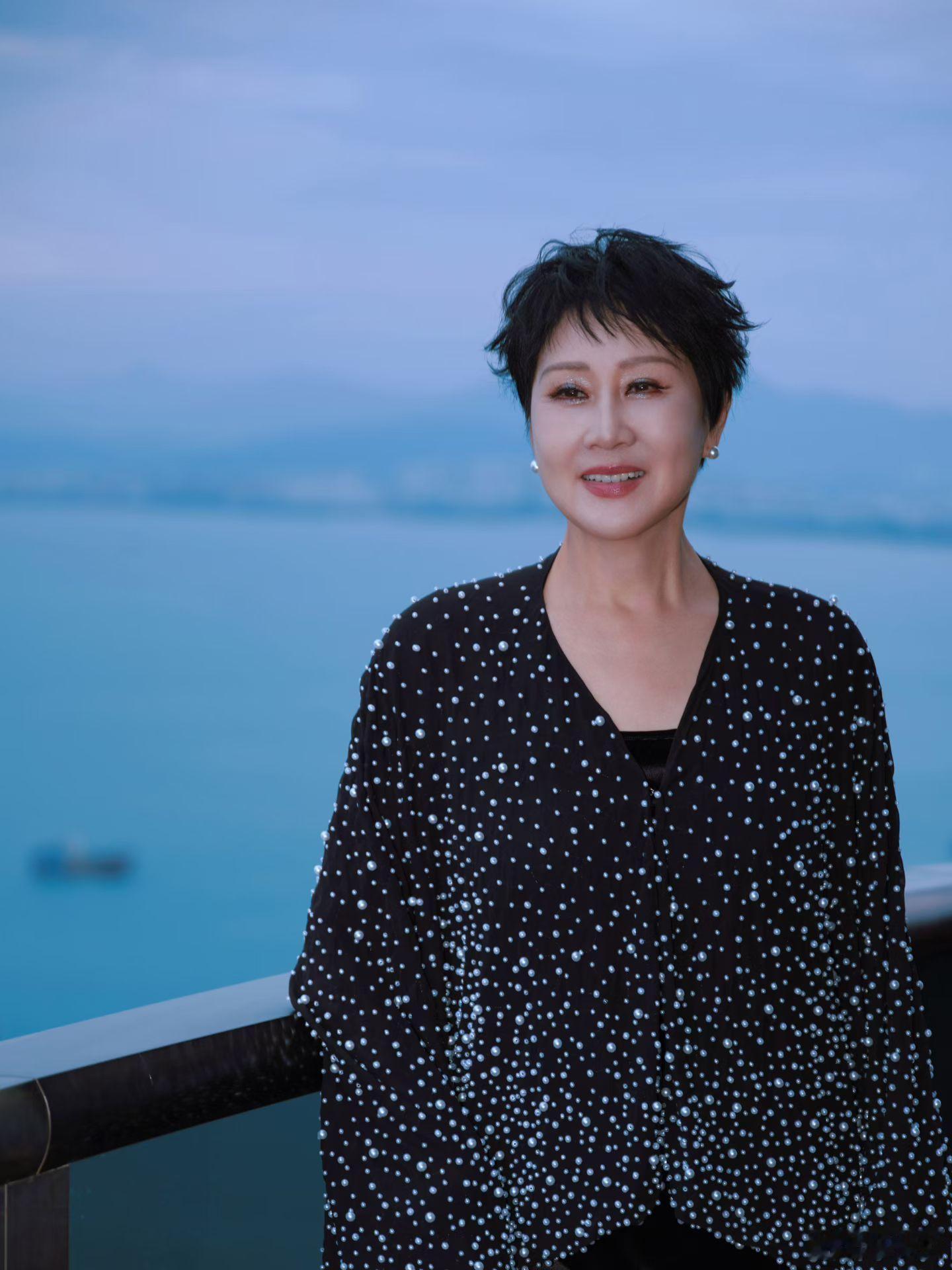 张凯丽说唐国强蹭热度 张凯丽上综艺真的太有看点了，自然不刻意，幽默不尴尬，随便一