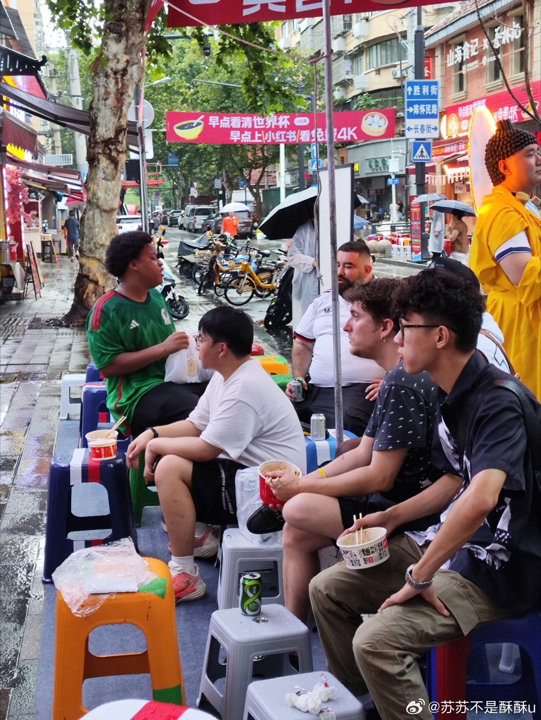 阿根廷赢了但把疲惫写在脸上苦战拿下胜利，球员疲惫藏不住！武汉早餐店挤满观赛人，老