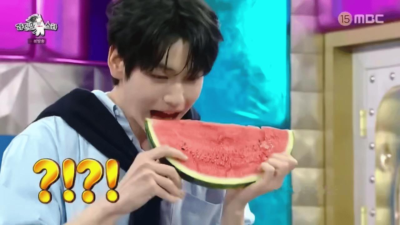 崔秀彬挑战吃西瓜 像瓜田里的猹 可爱的 ​​​