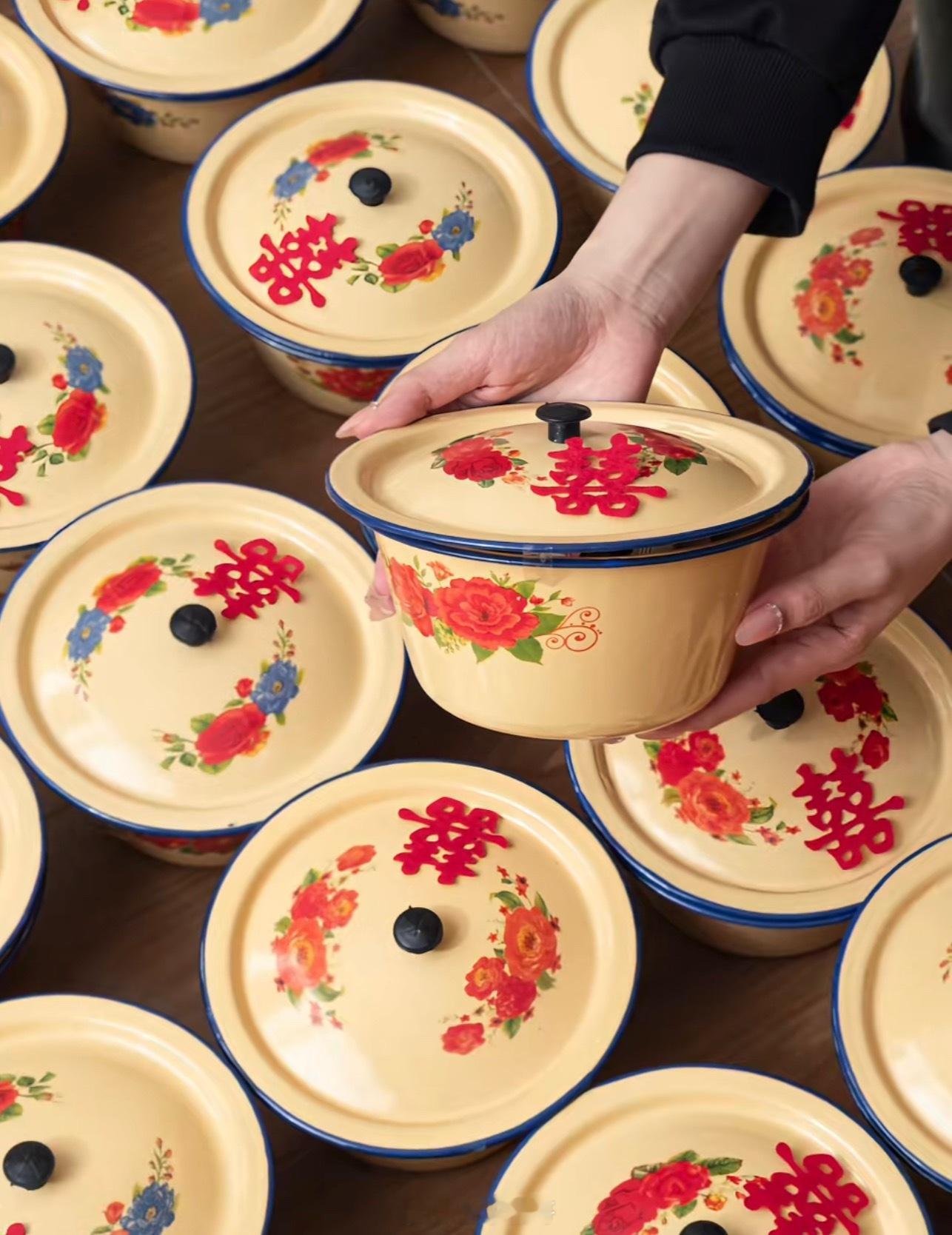 这伴手礼好看的有点儿超前了70年代的风吹到了伴手礼界了，毫不夸张的讲，依旧很能打