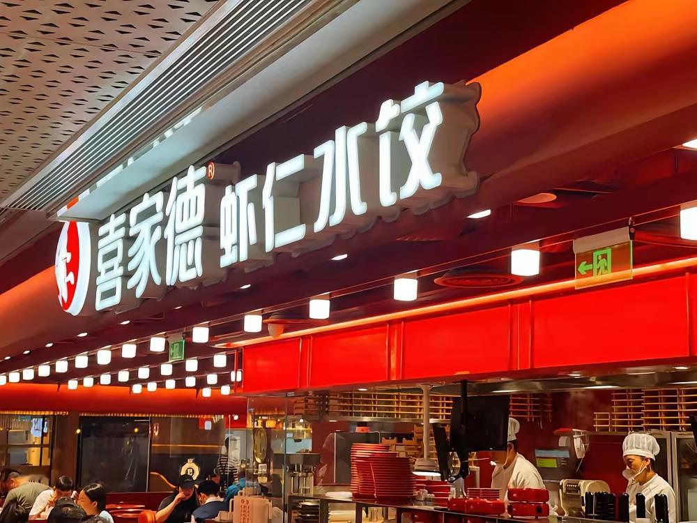 今天周末去菜市场转，
看到个大爷蹲在角落卖
自家种的青菜。
他的青菜比旁边摊位便