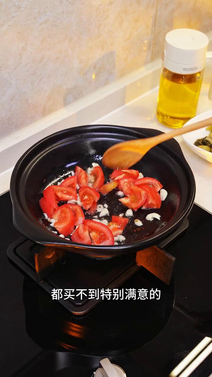 酸菜牛肉煲。
广东终于降温了，天一冷就想吃些热乎的菜，今天做了个酸菜牛肉煲，酸爽