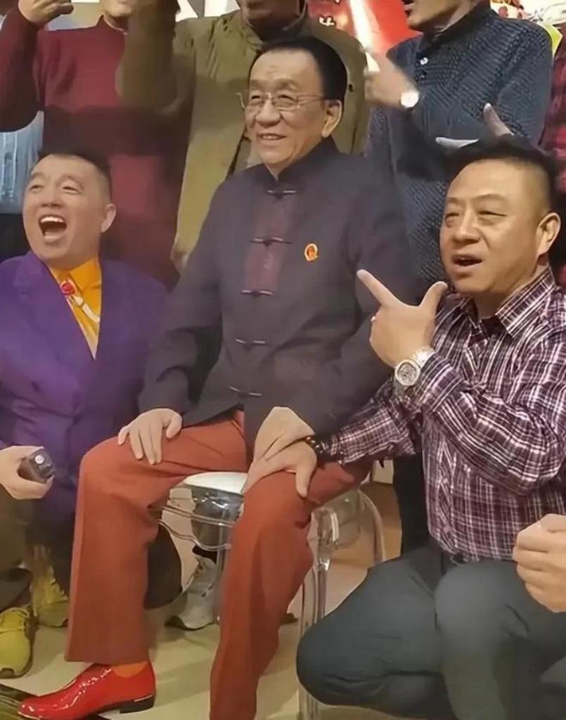 这张照片，我只认出了坐在椅子上穿着浅棕色裤子足登亮红色皮鞋的侯耀华，还有半蹲着的