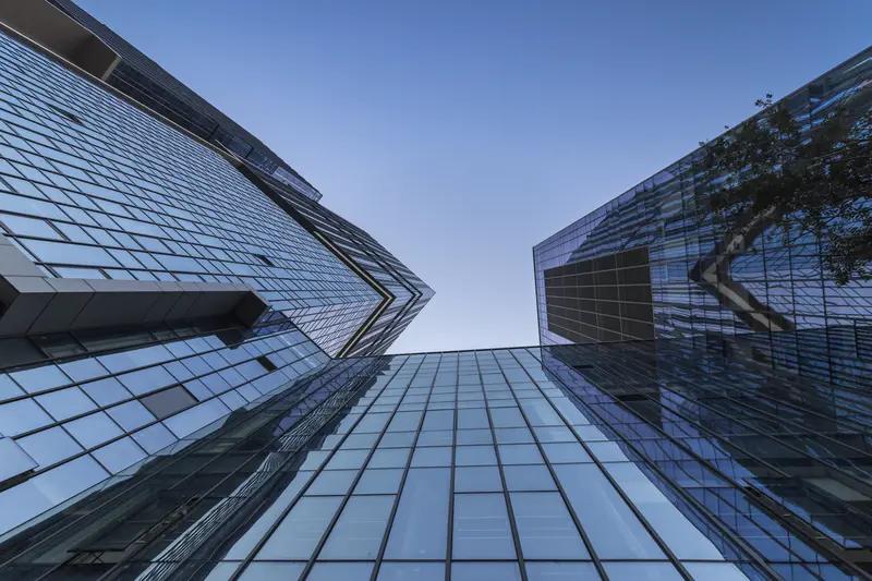 什么原因大楼失火整栋楼都燃烧? 大楼失火整栋燃烧，原因还挺复杂。高楼虽多是钢筋混