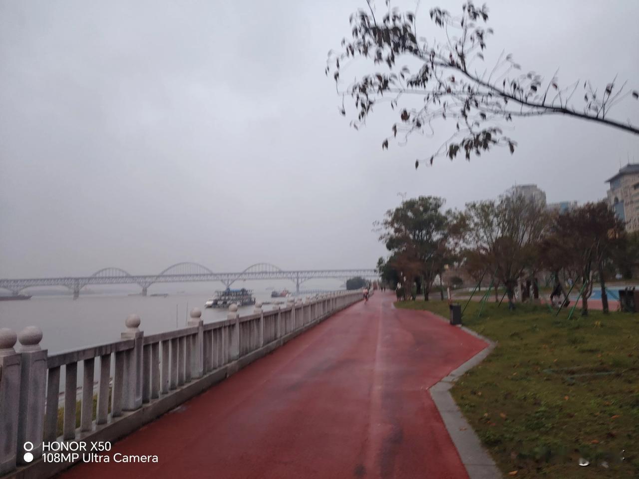 冬日生活打卡季11月9日冬日长江岸边晨练打卡