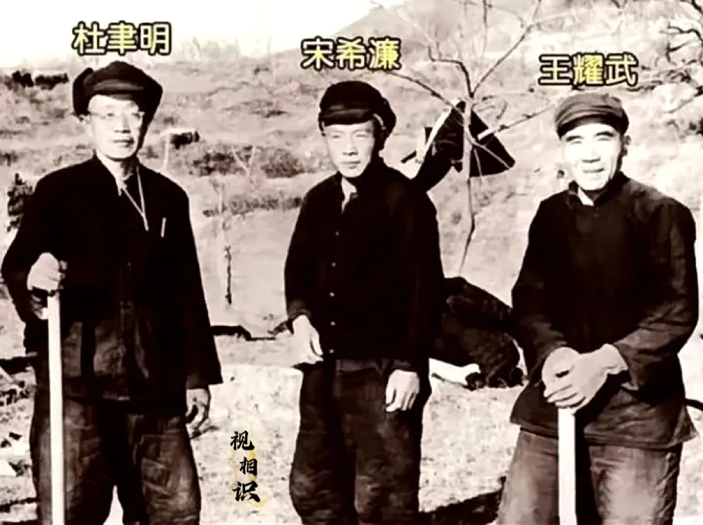 1958年，功德林内，杜聿明、宋希濂和王耀武正在进行劳动改造时的场景，他们均曾经...