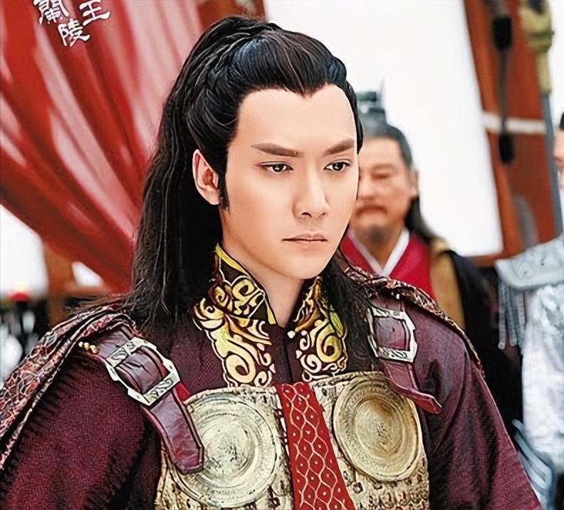 573年，一个男人端着毒酒，沉默地站在王府里。

使者已经退到门外，身后没有士兵