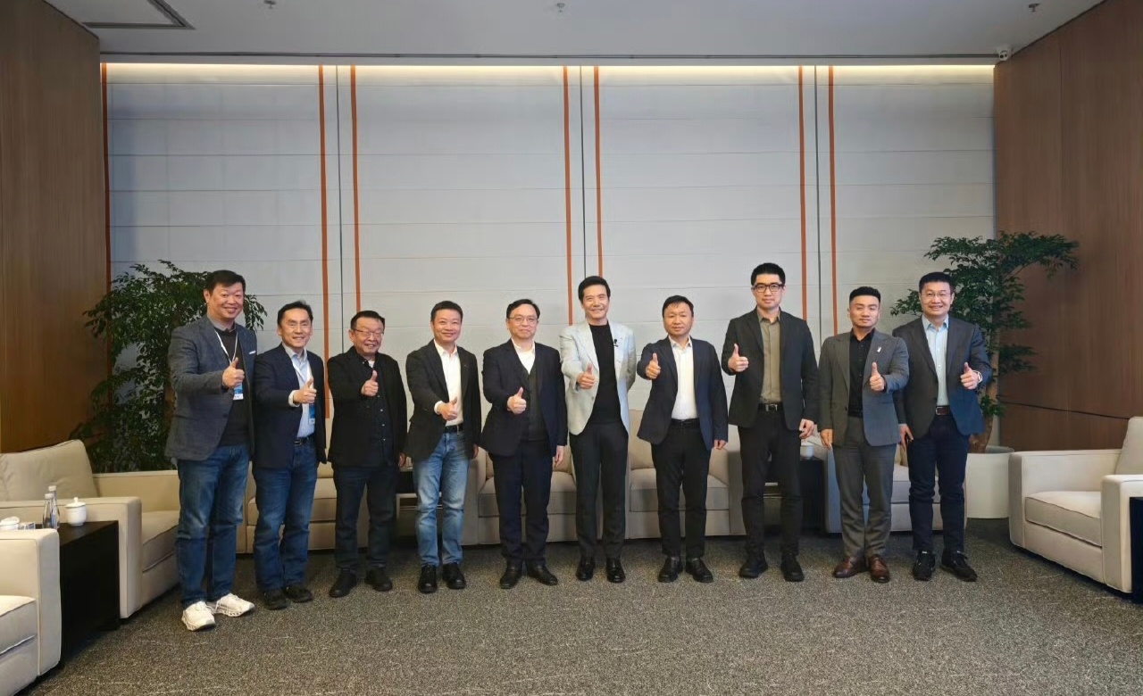 小米新SU7发布会请来半个车圈和往年一样，今天小米SU7发布会又来了许多车圈的大