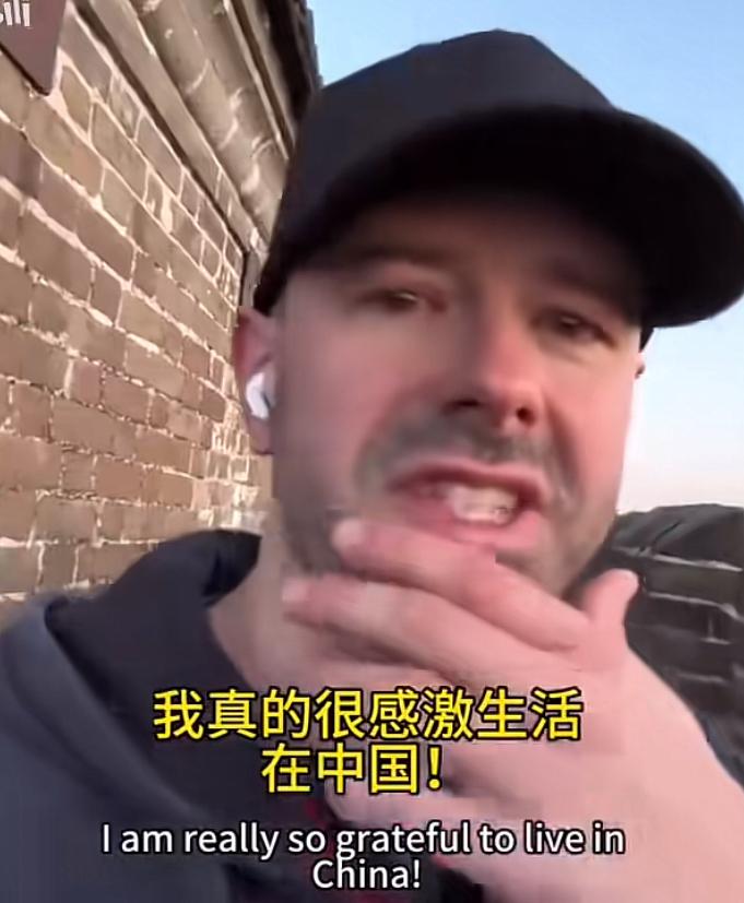 外国男子因住在中国而落泪，这是他儿时的梦想，真的很感激可以生活在中国，站在长城上