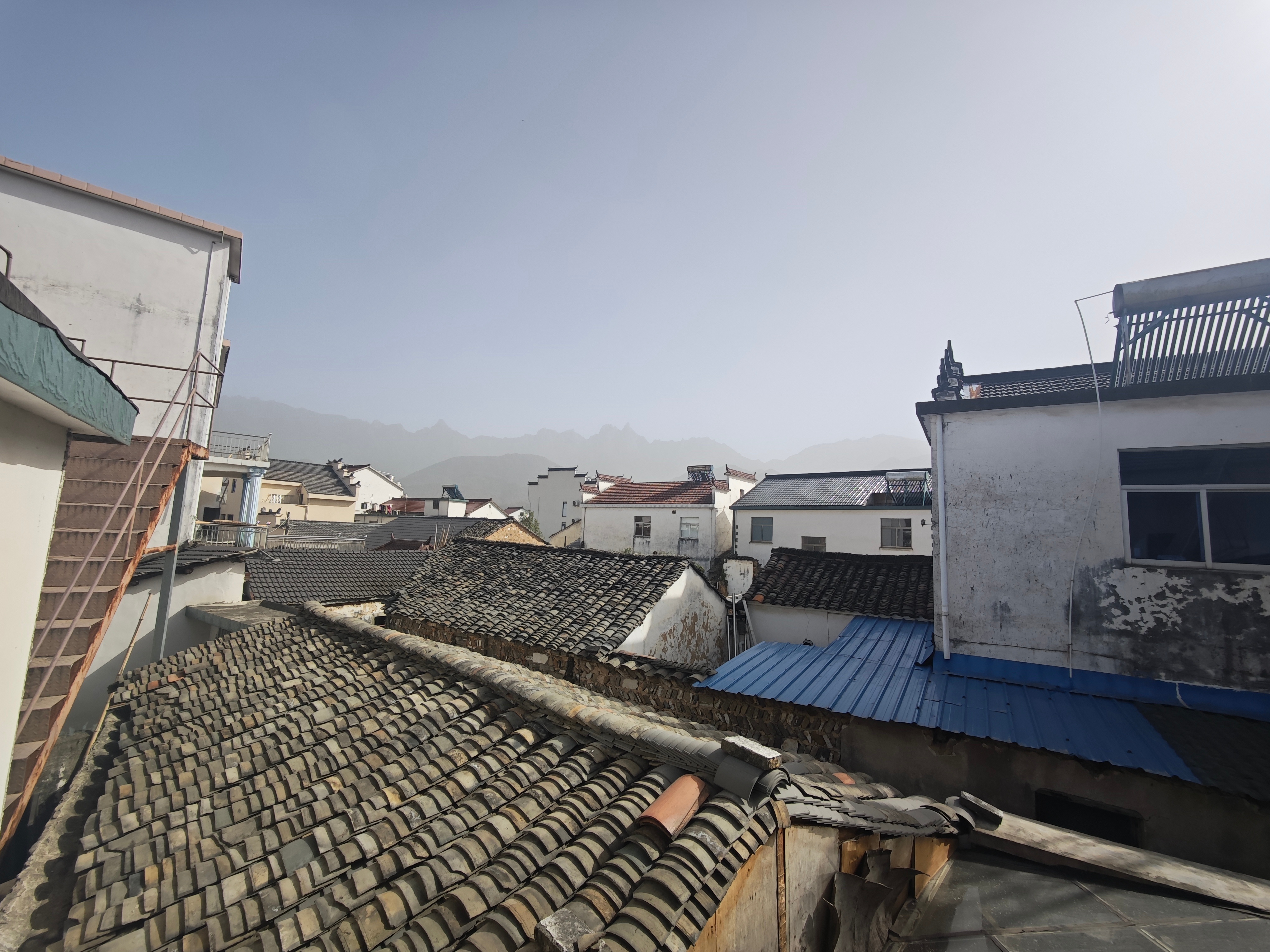 #奔池之州# 在池州老田村，欣赏到了九华山的剪影。#九华山# 池州·老田村