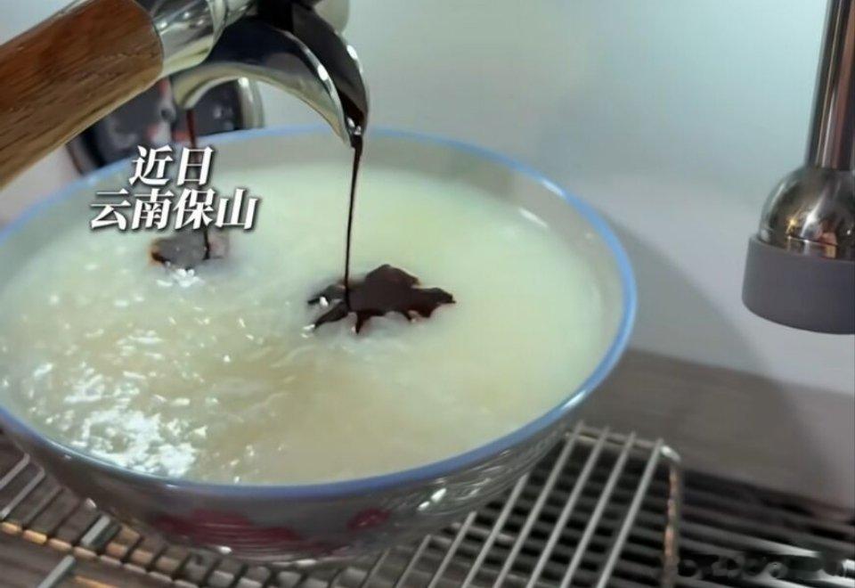 云南美食，咖啡配稀饭，不用担心晕碳了 