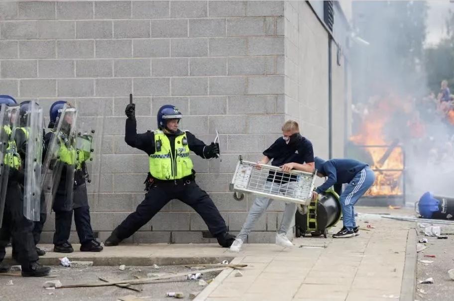 #记录我的2024##英国爆发大规模抗议活动#，英国首相放出狠话，“不惜一切代价