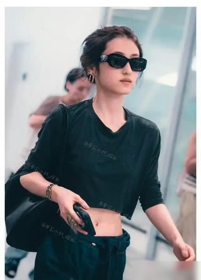 张子枫的腹肌上了热搜。

很多人以为，这是女明星在健身房里卷出来的。
错了。
