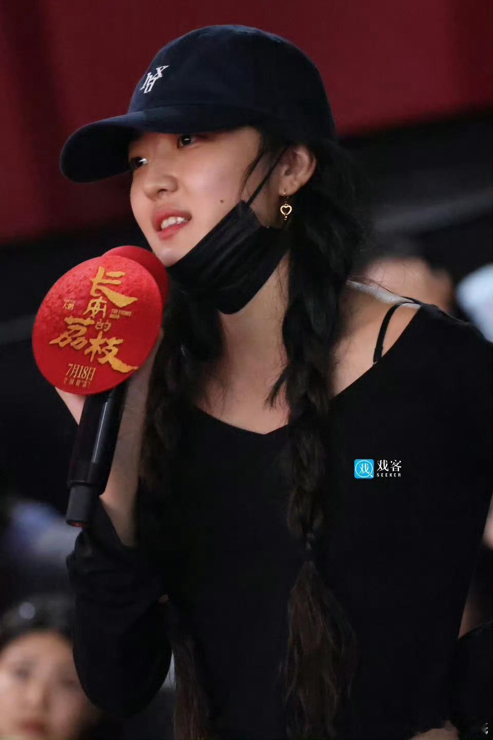 孙千素颜参加长安的荔枝首映礼素颜超美 她给人的感觉就是特别舒服自然清新的长相 ​