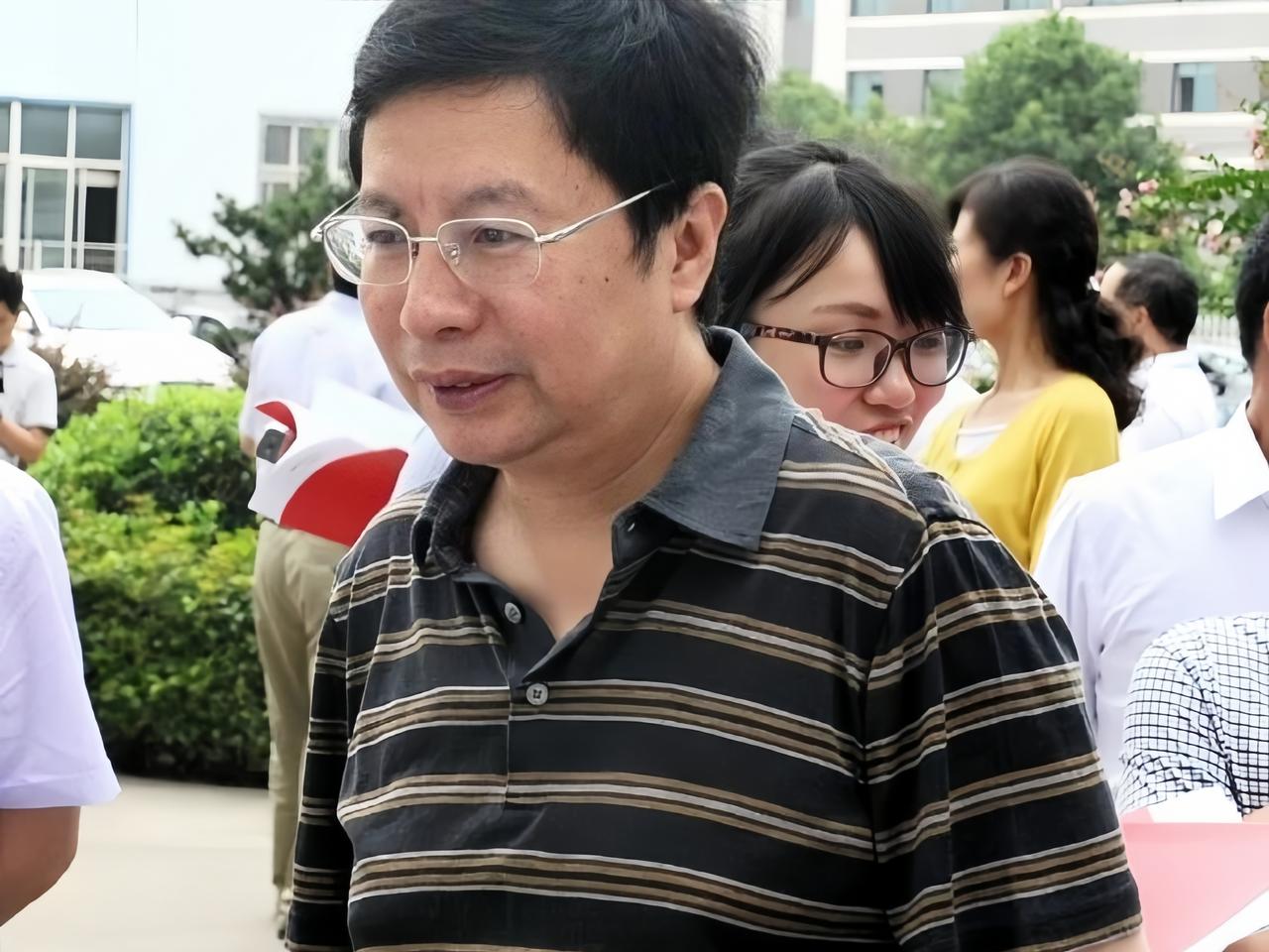 以重庆市长胡衡华被查为例，说说基层到底在忙啥。
很多人仍以为公务员上班就是“一份