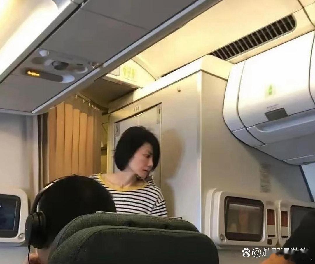 王菲纯素颜被镜头抓拍，卸下妆容的真实状态曝光，没有滤镜加持，这就是她私下最本真的