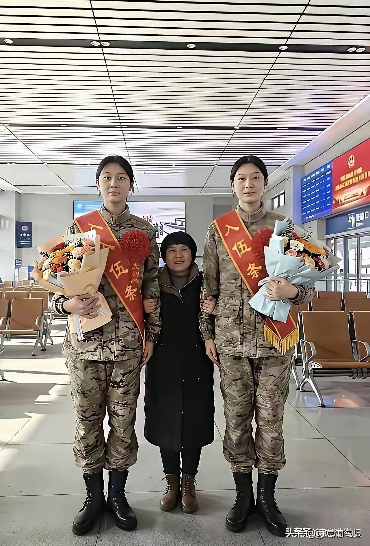 双胞胎姐妹一起穿上军装去当兵，妈妈这20年的付出终于成了全家的骄傲！当看到她们穿