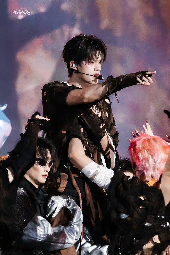 张极绷带造型富有且大方张极绷带造型太惊艳！细节缠绕垂坠设计超到位，勾勒优越肩腰线