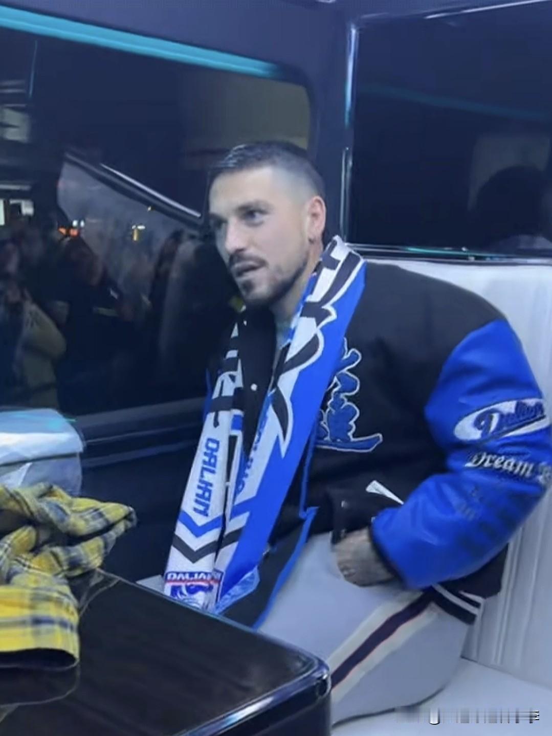 大连英博第四外援到位，前中超标王罗马尼亚国家队队长斯坦丘落地大连周水子机场，今晚