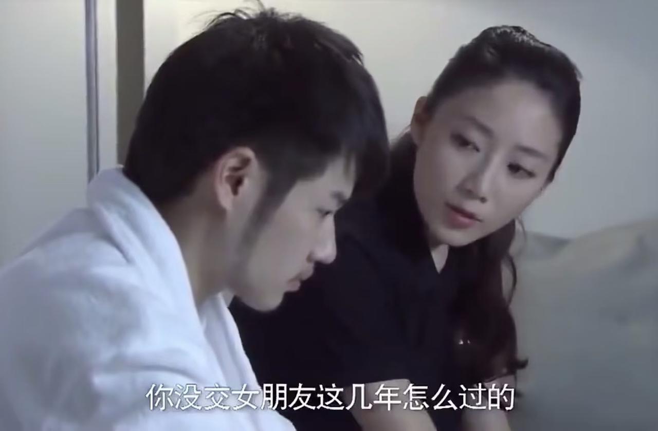 女生问男生的尴尬问题。怎么解决？一个人解决呗，还能怎么解决？我说不解决，硬扛，你