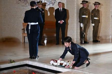 全网瞬间热议！日本首相高市早苗远赴澳大利亚下跪献花，被日媒大肆包装成反省历史的举