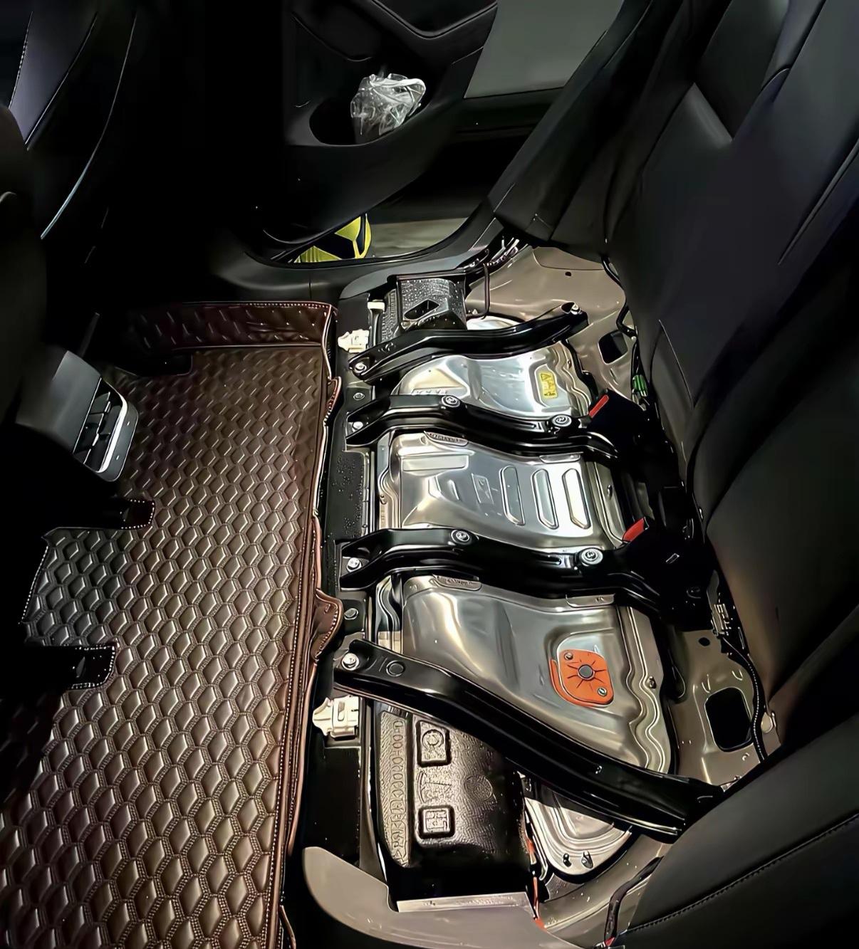 能看出这是什么车的后排设计吗？座椅下边就是机械构件。