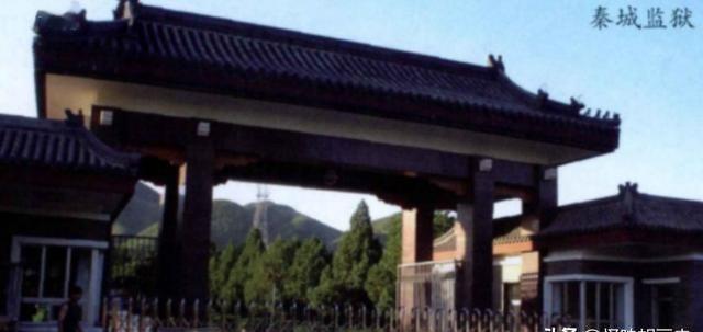 秦城监狱里面的囚犯是如何洗澡、剪指甲的，秦城里面的管理十分的严格，犯人们住的都是