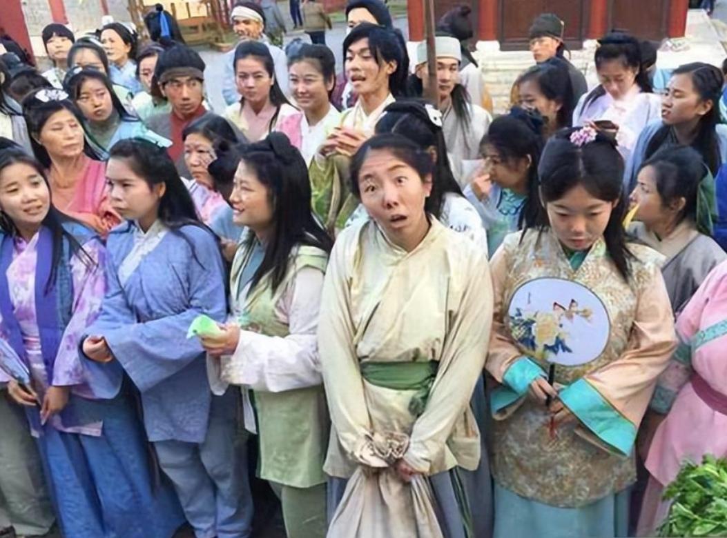 AI冲击下横店群演现状：美女泛滥成灾，懒汉光棍遍地，该何去何从。最近，横店这个曾