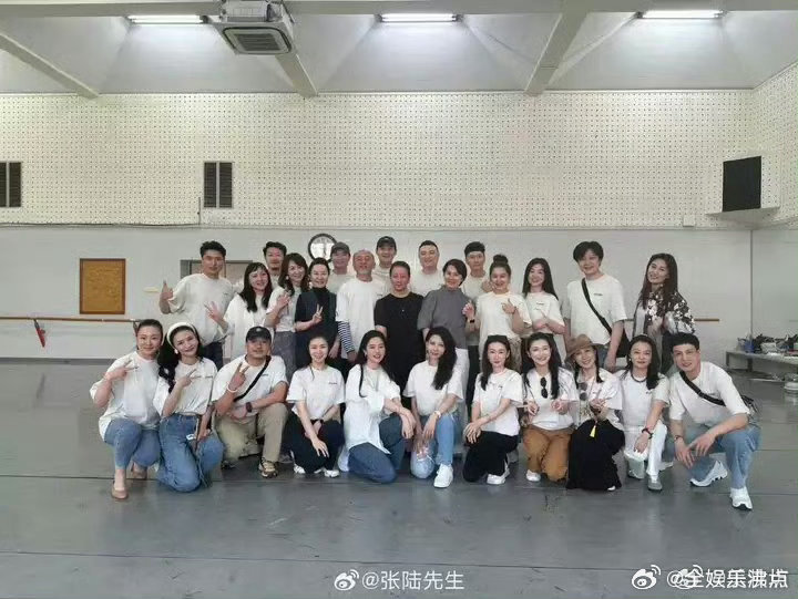 刘亦菲同学聚会落泪刘亦菲北电同学聚会落泪忙碌拍戏之余抽空赴宴，久别重逢分外珍惜，