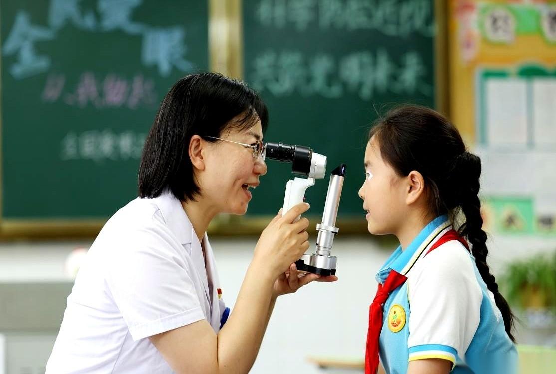 央视《每周质量报告》最近端出了眼镜行业的一笔账：一片批发价三十块钱的普通镜片，换