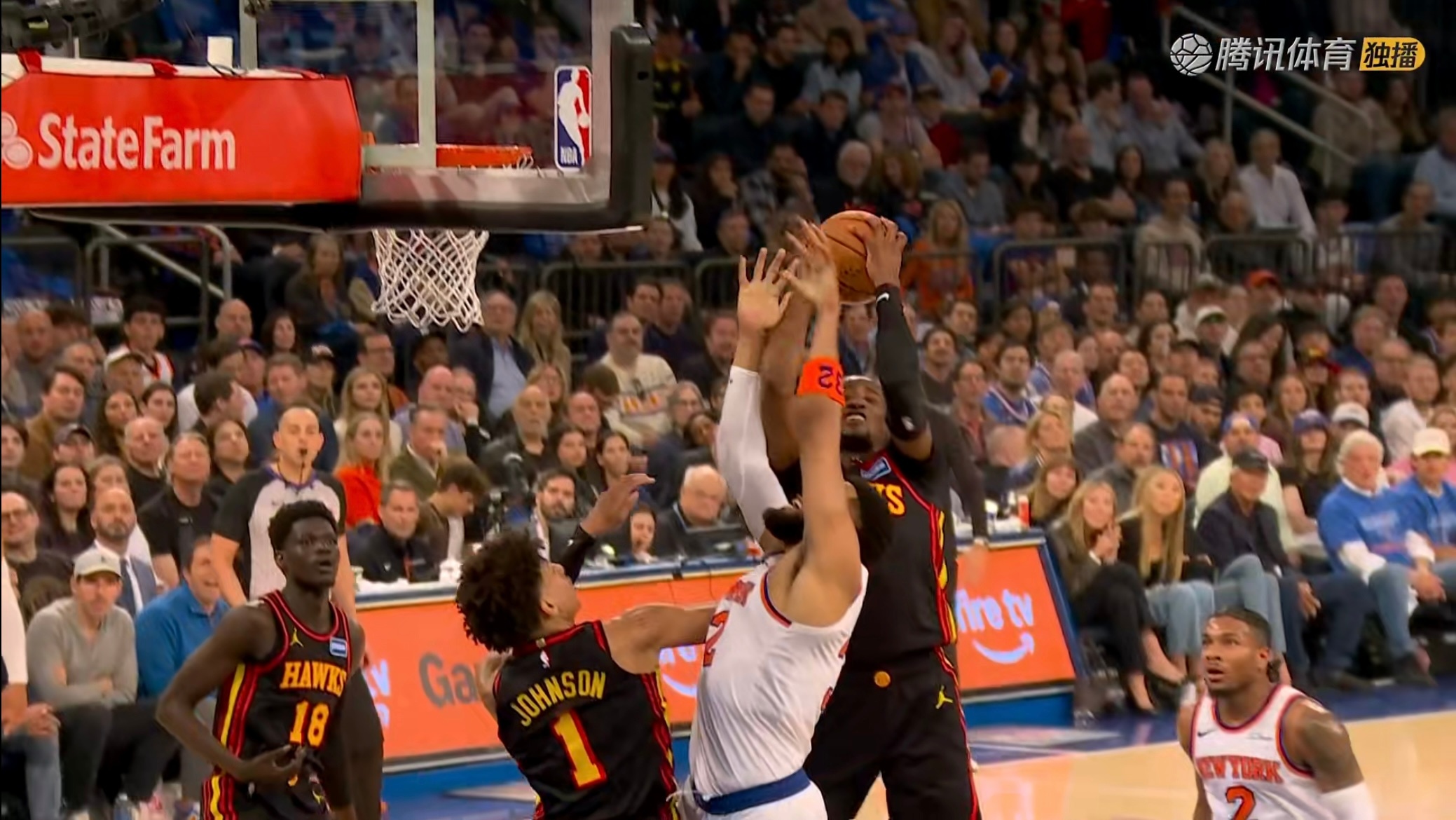 库明加抢板时肘到了唐斯的面部，唐斯拉了库明加一把，裁判吹唐斯犯规，尼克斯挑战。老