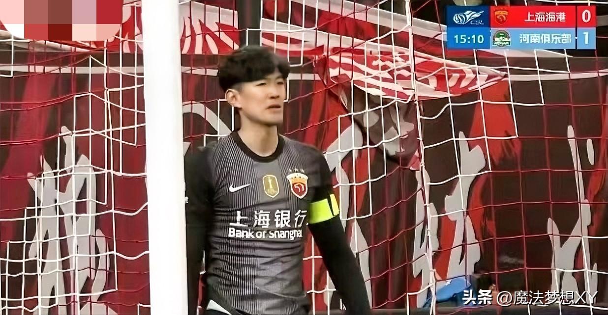 发现了没
海港有一个非常明显的变化
不是他们的进攻变差了，而是
他们的后防线一个